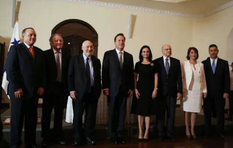 Dimite Premio Nobel que evaluaba sistema financiero de Panamá