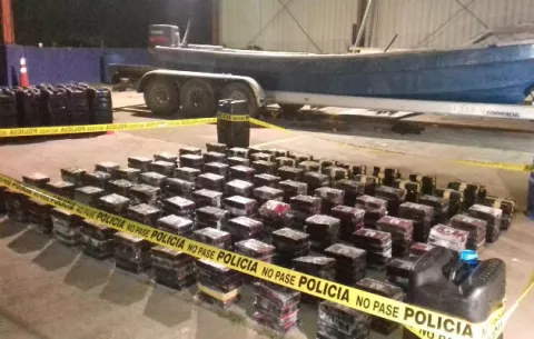 Incautan más de 400  kilos de presunta droga en Playa Morrillo