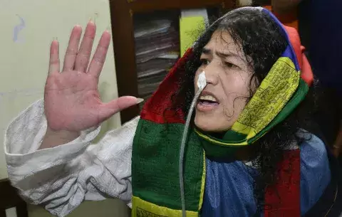 La activista india Sharmila abandona una huelga de hambre de 16 años