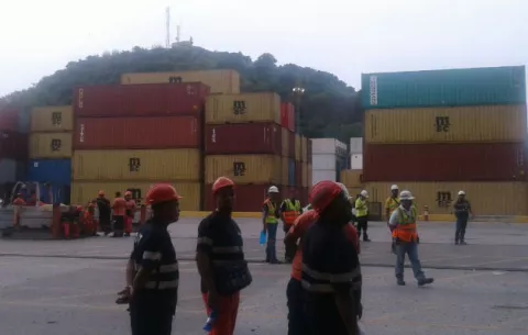 Trabajadores portuarios llegan a acuerdo con empresa y levantan huelga