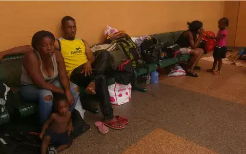 Migrantes toman la Terminal de Albrook como dormitorio