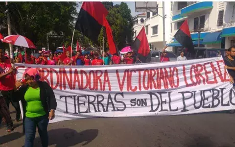 Mil familias marchan hacia la presidencia exigiendo viviendas 