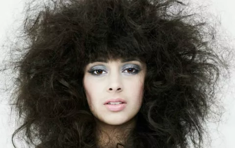 Te mostramos cómo controlar el frizz de tu cabello con 4 tips