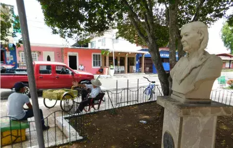 Piden restauración del busto de Biviana Pérez en Guararé
