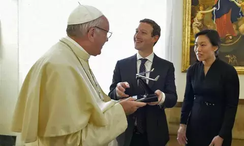 Mark Zuckerberg regala al Papa un dron