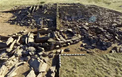 Hallan mausoleo en forma de pirámide