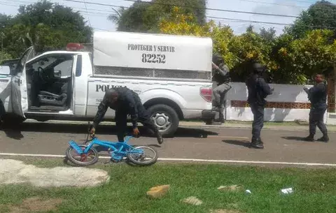 Atrapan menor por robo en centro comercial de Vista Alegre
