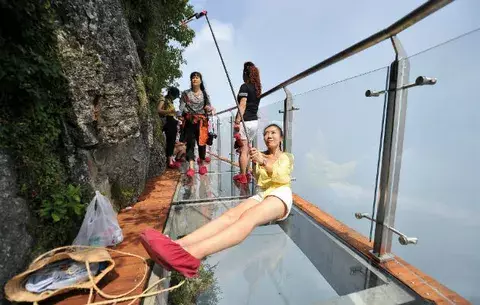 Inauguran escalofriante mirador de cristal que cuelga de un acantilado 