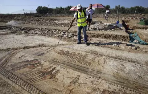  Descubren mosaico romano de carrera de carros en Chipre