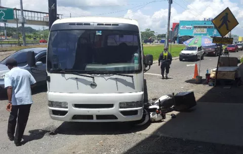 Motorizado se accidenta en los Cuatro Altos en Colón