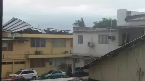 Fuertes vientos afectan parte del techo de Municipio de Las Tablas