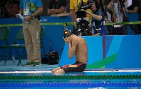 Saltó antes de tiempo a la piscina y lloró hasta que lo perdonan