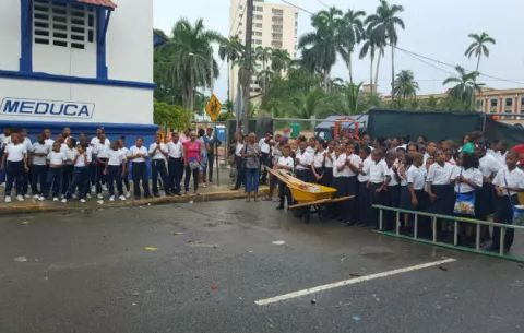 Estudiantes y docentes sin agua, temen una epidemia en Colón