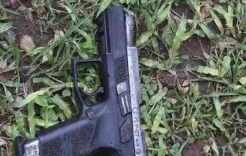 Durante persecución policial, pandillero lanza arma de fuego