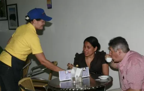 80% de los dueños de restaurantes no le entregan las propinas a los saloneros