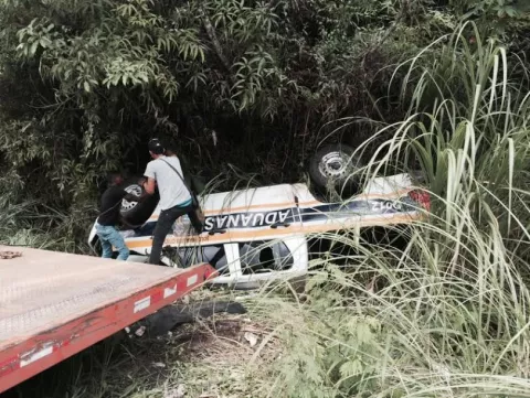 Auto de Aduanas se vuelca en Limón de Colón y conductor resulta herido