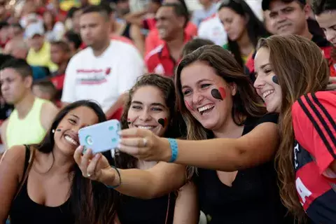 Los selfis aumentan contagio de piojos en alumnos