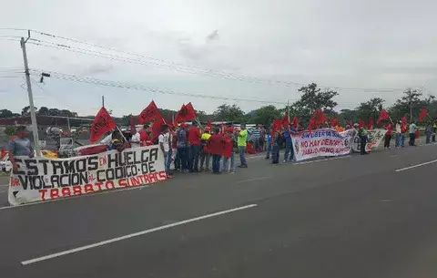 Miembros del Suntracs marchan hacia instalaciones de TCT en Arraiján 