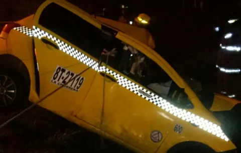 Taxi cae en hueco donde realizan trabajos en Colón