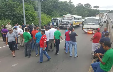Conductores de taxis en Arraiján se encuentran protestando