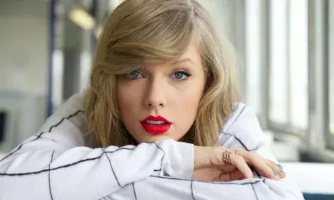 Pillan a Taylor Swift besando a otro hombre