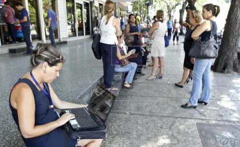Las mujeres se fían más de otras mujeres en redes sociales