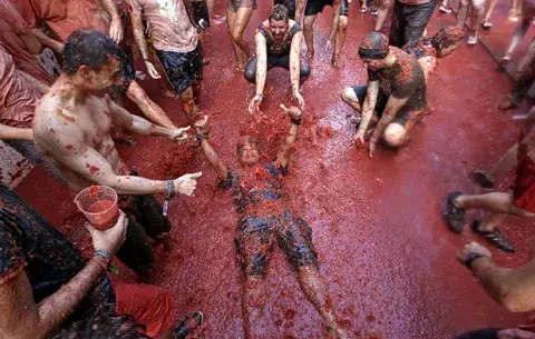 Guerra de tomates tiñe de rojo un pueblo valenciano 