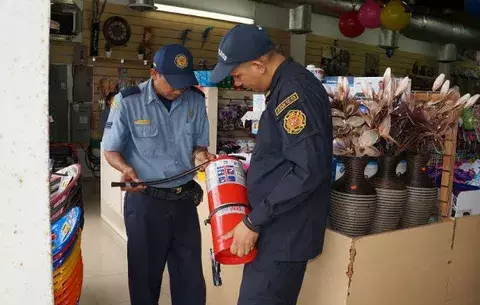 Citan a más de 30 comercios en Santiago por no cumplir normas de seguridad