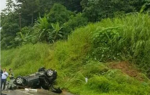 Conductor recibe golpes tras volcarse vehículo en la autopista Panamá-Colón
