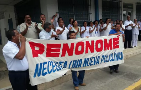 Funcionarios protestan por hacinamiento en policlínica de Penonomé