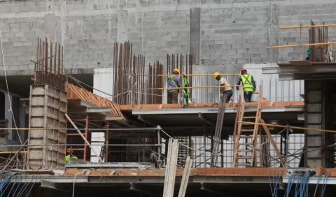 Se debilitan construcción y logística