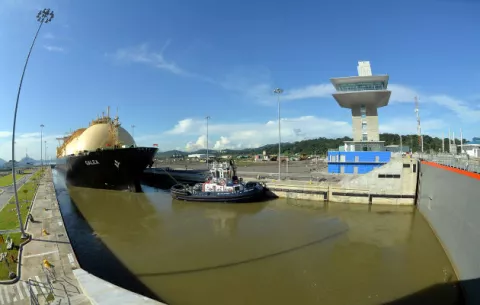 Buque portavehículos más grande del mundo atravesará el Canal 