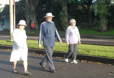 Caminar ayuda a adultos mayores a permanecer móviles