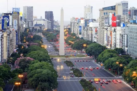 Argentina promete "madurez" y pide inversión a empresarios para crear empleo