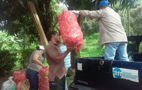 Extraen toda clase de basura y chatarra de la Reserva Forestal La Yeguada
