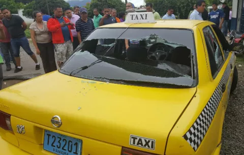 Conductor "pirata" revienta vidrios a vehículo de taxista en Arraiján