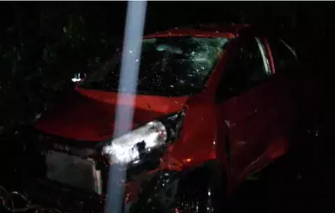 Conductor pierde el control en Bocas y caen en una quebrada 