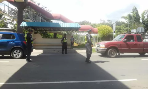 Sujetos desconocidos desmantelan camión articulado en Boquerón