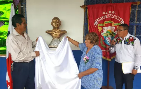 Develan busto del poeta Lucas Bárcena, en escuela de Burunga