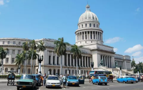 Cuba firma acuerdo  que abre la puerta a su entrada en CAF