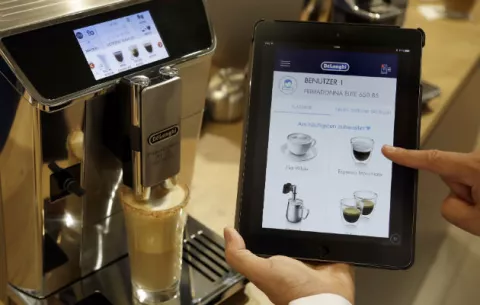 Presentan cafetera inteligente para desayuno de lujo