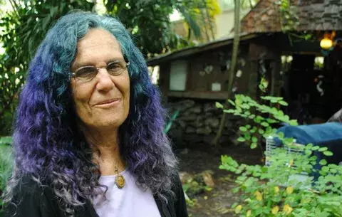 Municipio de Miami cerca de acabar el sueño de mujer que vive en un árbol