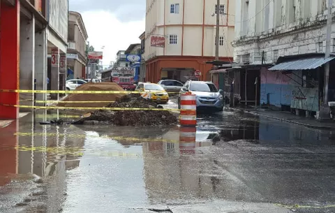 Colón sin agua por daño en tubería y afecta al comercio