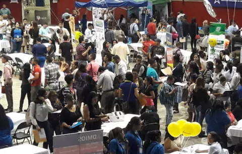 110 empresas ofrecen vacantes en feria