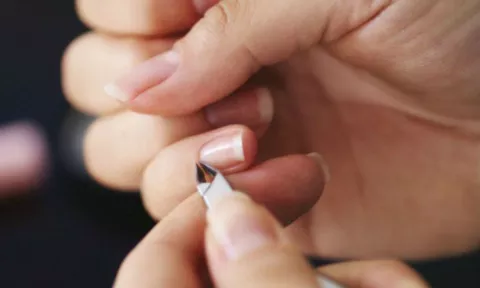 Cortarse las cutículas provoca infecciones en las uñas