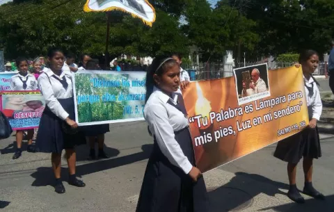 Desfilan en Coclé por el rescate de los valores y el mes de la biblia