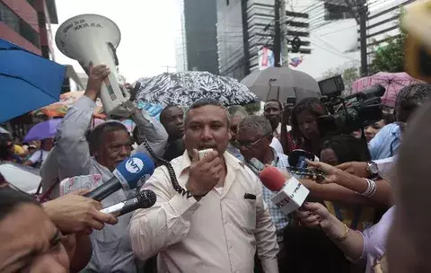 Más de mil educadores trabajan sin cobrar 
