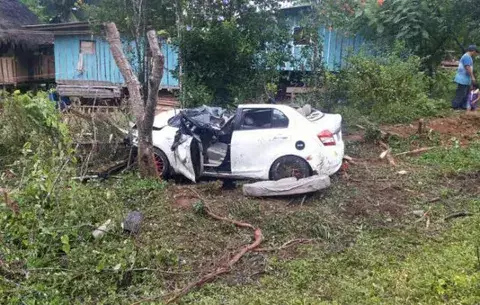 Profesor de inglés grave tras chocar contra un árbol en Bocas del Toro