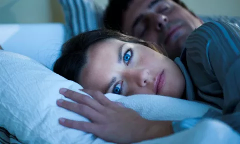La razón por la que sientes que te caes de la cama mientras duermes