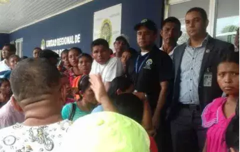 "Los sin tierra" se toman entrada de Fiscalía en Bocas del Toro 